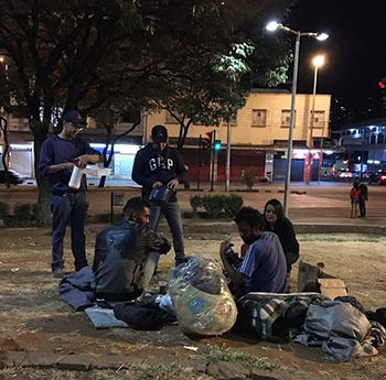 A Lim repassa as doações a moradores em situação de rua (Foto: Divulgação) 